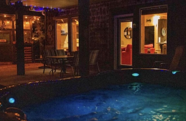 Retreat 95 - Beautiful cabin with hot tub and tiki bar at Pelican Lake