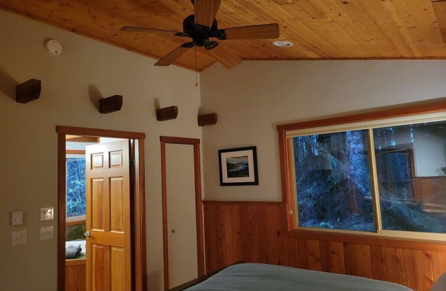 Retreat Cabin with Private Hot Tub