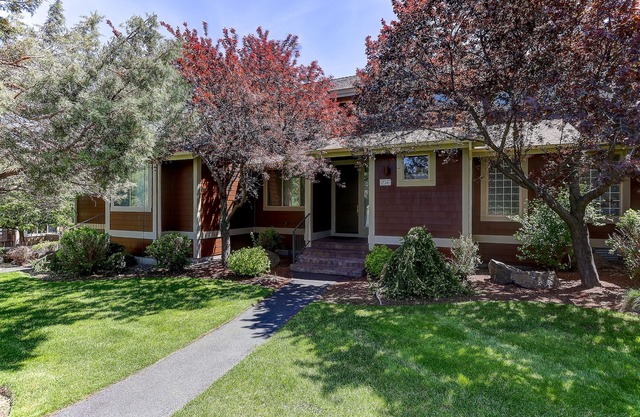 Retreat on the Butte: On The Creek Luxury, Town Home with hot tub