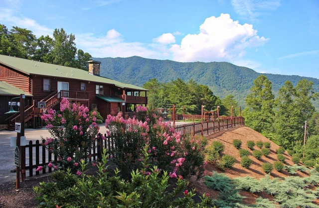 Retreats/Reunions Love Elk Lodge-10 bedrooms/WIFI/Stunning Mtn Views/Shared Pool