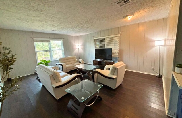 Retro 1BR Near Downtown | Quiet & Comfy Stay