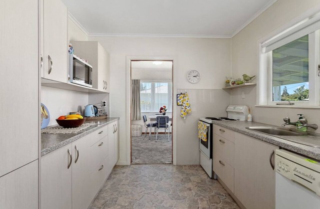 Retro Cottage in Opotiki CBD-Whole House- 6 guests- One price!