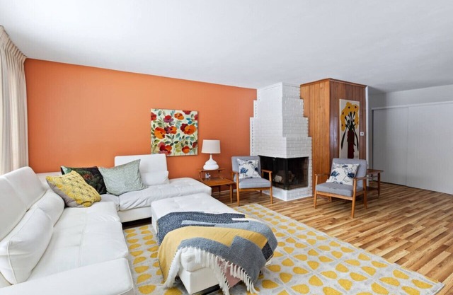 *Retro Fun* 3 BDRM - Sleeps 5 - Pet Friendly!