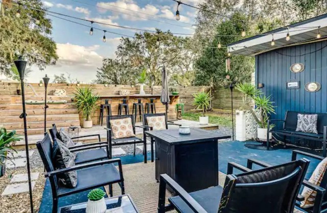 Retro Retreat, central lkld Mid-Mod home with POOL