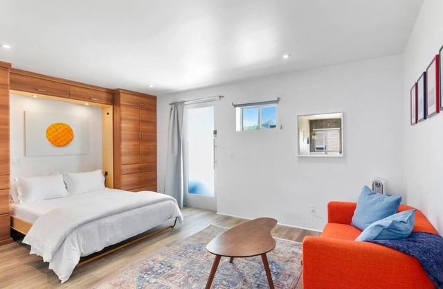 Retro Studio in the Heart of DTPH - Very Walkable