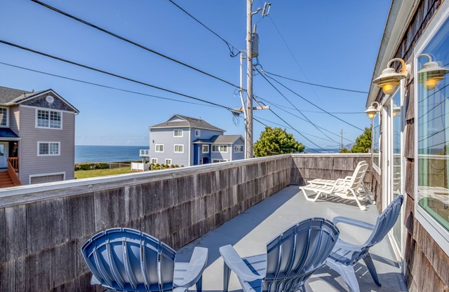 Retro-Surf Family Fun With Spacious Yard, Hot Tub, and Allows Dogs!