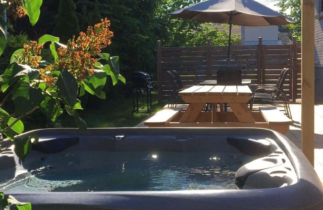 Retro vibe w/hot tub, piano lounge and vinyls