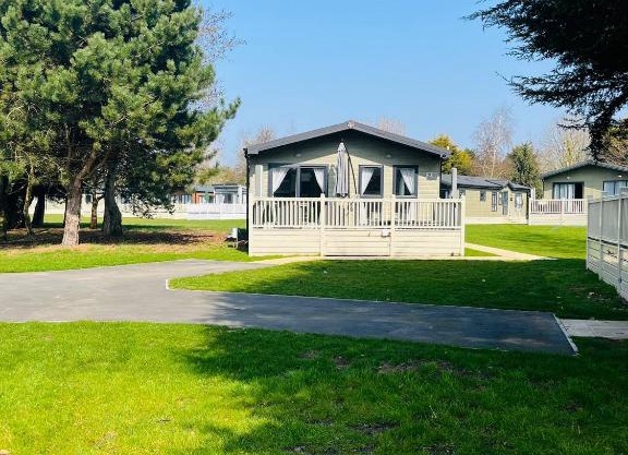 Reynards Retreat Lodge with Hot Tub