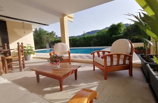 Rez-de-chaussée Indépendant Dans Belle Villa , Quiétude Assurée!