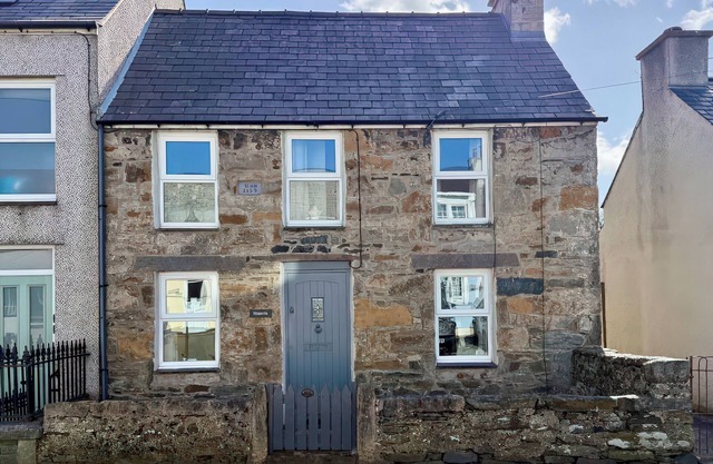 RHIANFA, pet friendly, with open fire in Newborough