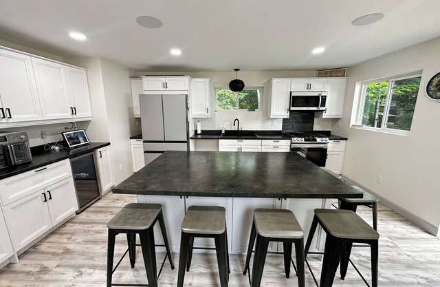 Rhinelander Chain-2 bedroom. New, Modern & on the Snowmobile Trail!