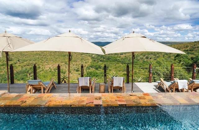 Rhino Ridge Safari Lodge