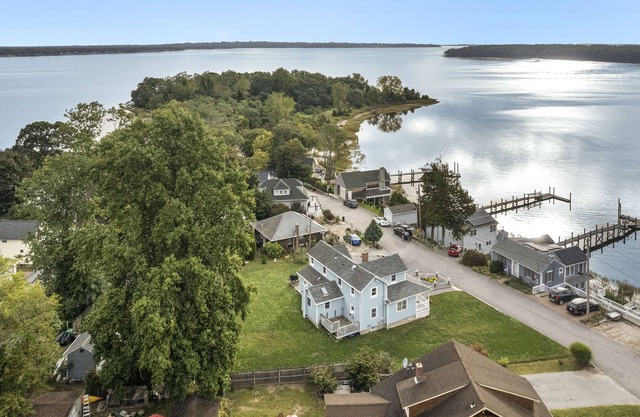 Rhode Island Haven: Walk to Greenwich Bay!
