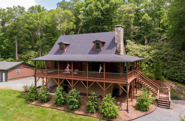 Rhododendron Rendezvous - Incredible home in Blowing Rock with fire pit, hot tub, total privacy!