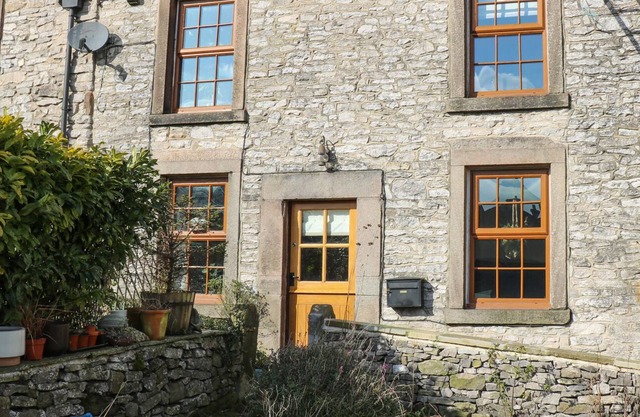 RHUBARB COTTAGE, pet friendly, character holiday cottage in Bradwell