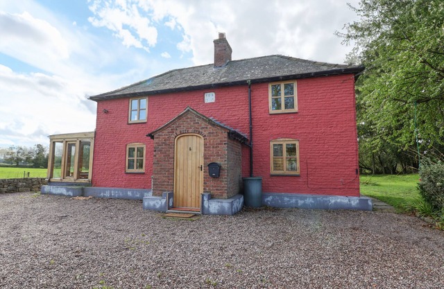 RHYDONNEN BACH, family friendly, with open fire in Llanrhaeadr