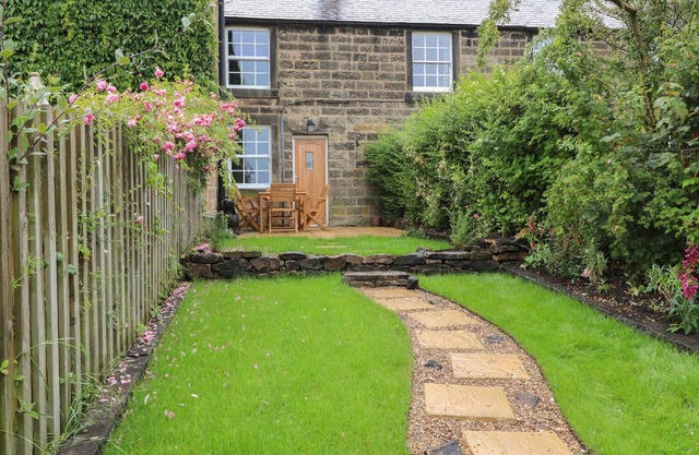 RIBER VIEW, pet friendly, character holiday cottage in Matlock