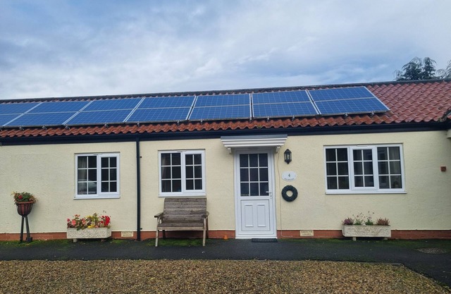 RICHMOND COTTAGE, pet friendly, with a garden in Malton