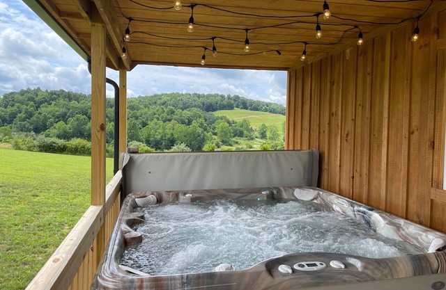 Ridge top cabin with hot tub and movie theater
