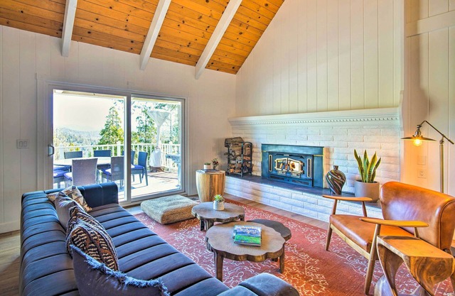 'Ridgeline Retreat' w/Mountain Lake Views!