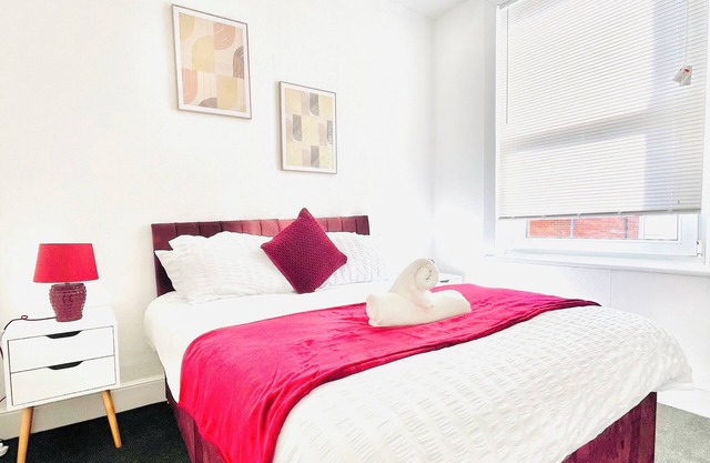 Right in the heart of Portsmouth, less than 10 minutes walk from the beach!