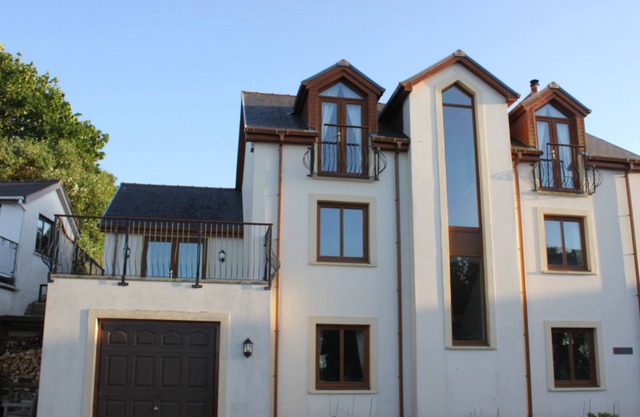 Right on the Haven Waterway - 5 mins from the Irish Ferry