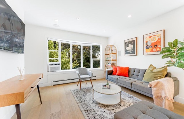 Riley Park-Modern 4 Bedroom Home, Central location