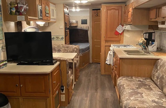 RIO FRIO SUNSET GLAMPER-nAFFORDABLE, CLEAN, CLOSE TO GARNER ST. PARK& FRIO RIVER