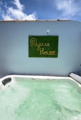 RiqueHouse: Hidro, churrasqueira a 500 m da praia