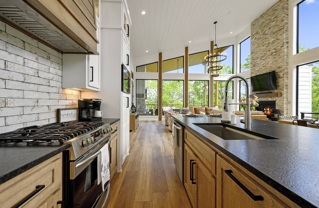 RISE AND SHINE, Beautiful Modern Luxury Cabin! Sleeps 10