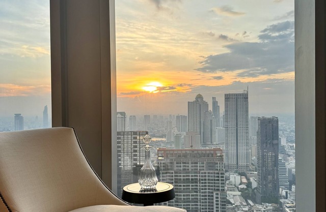 Ritz Carlton Residences level 52nd! Breathtaking view!