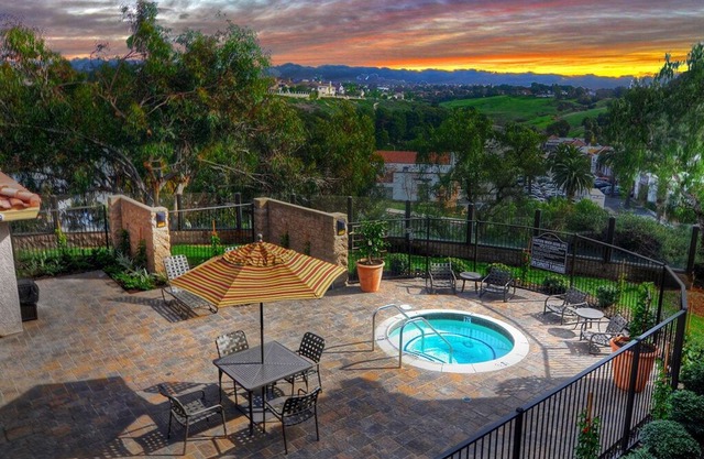 Ritz Pointe Condo w/ AC, gated, walk to Beach!