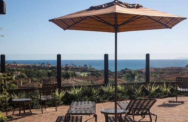 Ritz Pointe Paradise! Walking distance to the beach.