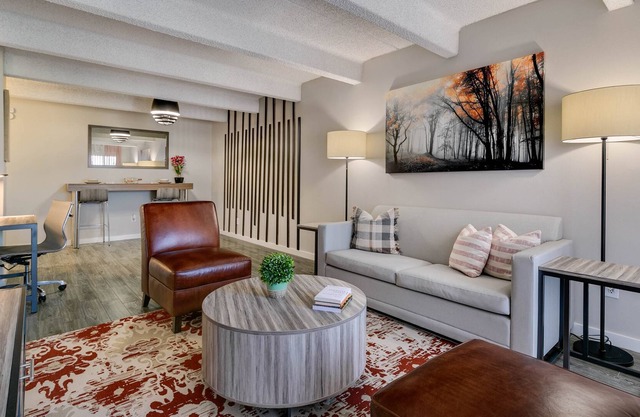 ★Ritzy Adaptable Get-Away | ★Pool | ★Free Covered Parking
