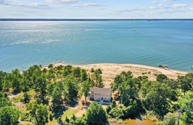 River Beachfront- Spacious Dog & Family Friendly 3 Bedroom Home on Shared Beach