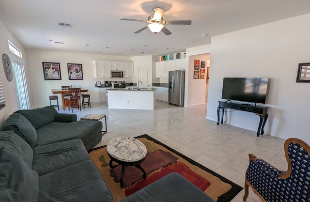 River Close, Newer Home! Great Neighborhood Minutes from Laughlin! Close to all!
