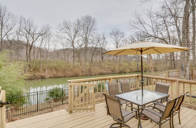 River Cottage - Hot Tub, Private Dock, Kayaks + Paddle Boards!