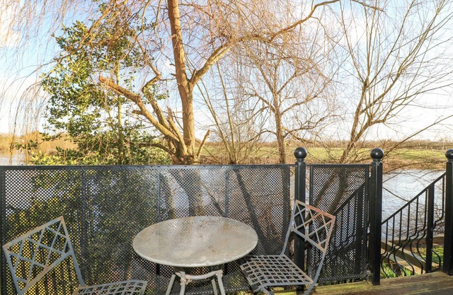 RIVER COTTAGE, pet friendly, with open fire in Castle Donington