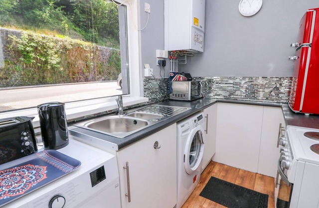 RIVER COTTAGE, pet friendly, character holiday cottage in Cymmer