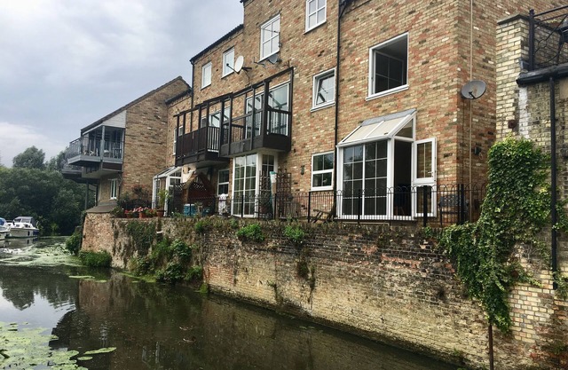 River Courtyard Apartment - St Neots
