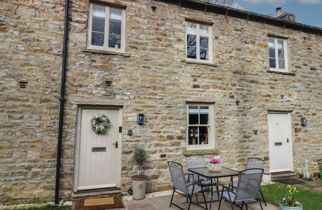 RIVER DANCE COTTAGE, pet friendly, with open fire in West Burton
