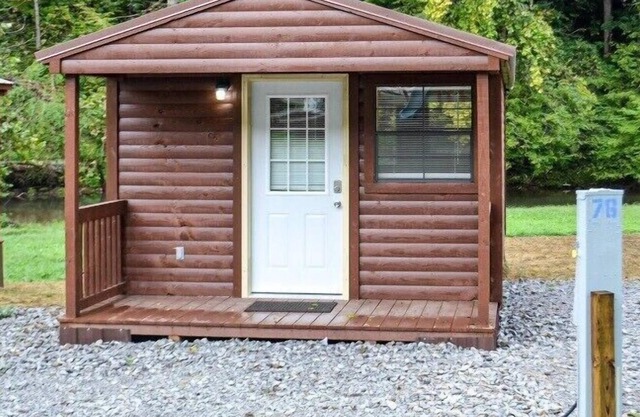 River Forge Cabin 51 - Cozy and Rustic 1 Bedroom Cabin - Creek Front