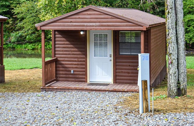 River Forge Cabin 77 - Cozy and Rustic 1 Bedroom Cabin - Creek Front