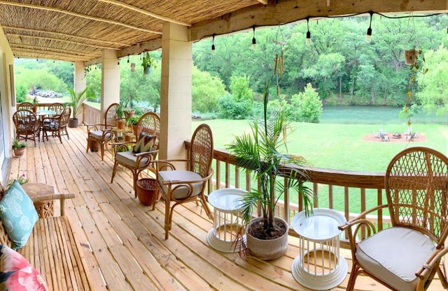 River-front Bungalow - 2br Bohemian-style Cottage