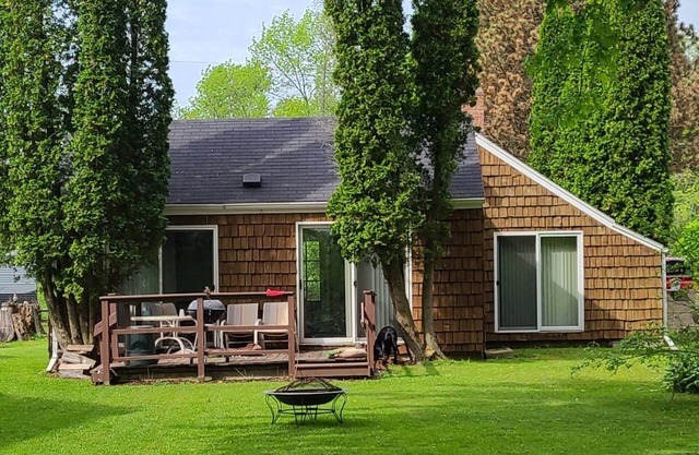 River Front Cottage/Private Dock-Walk to Bar/Restaurants