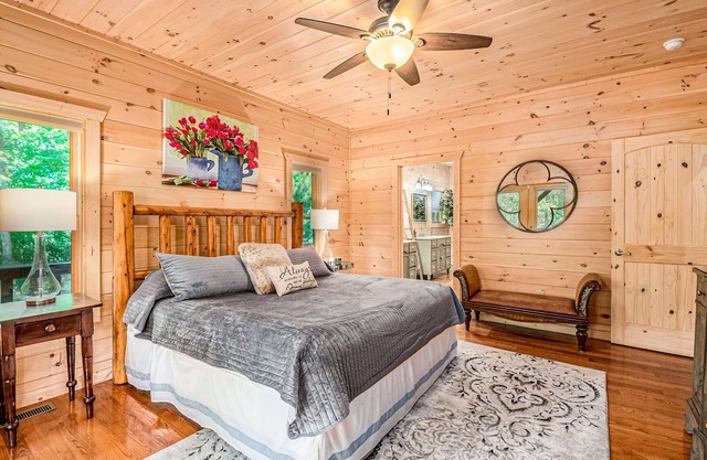 River Front Escape Luxury Lodge, secluded nestled b/w Carter's Lake and Ellijay