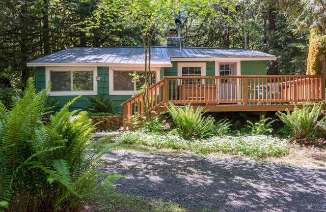 River front, hot tub, cozy cabin feel!