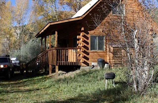 River Home: secluded log cabin along San Juan River & MONTH-to-MONTH possible!