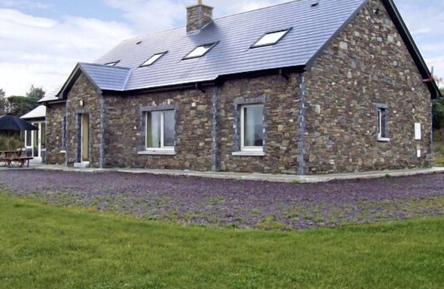 RIVER HOUSE, family friendly, with open fire in Sneem, County Kerry