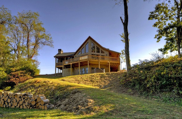 River Meadow Retreat: Modern Mountain Cabin on Toccoa -Hot Tub, Views, Game Room